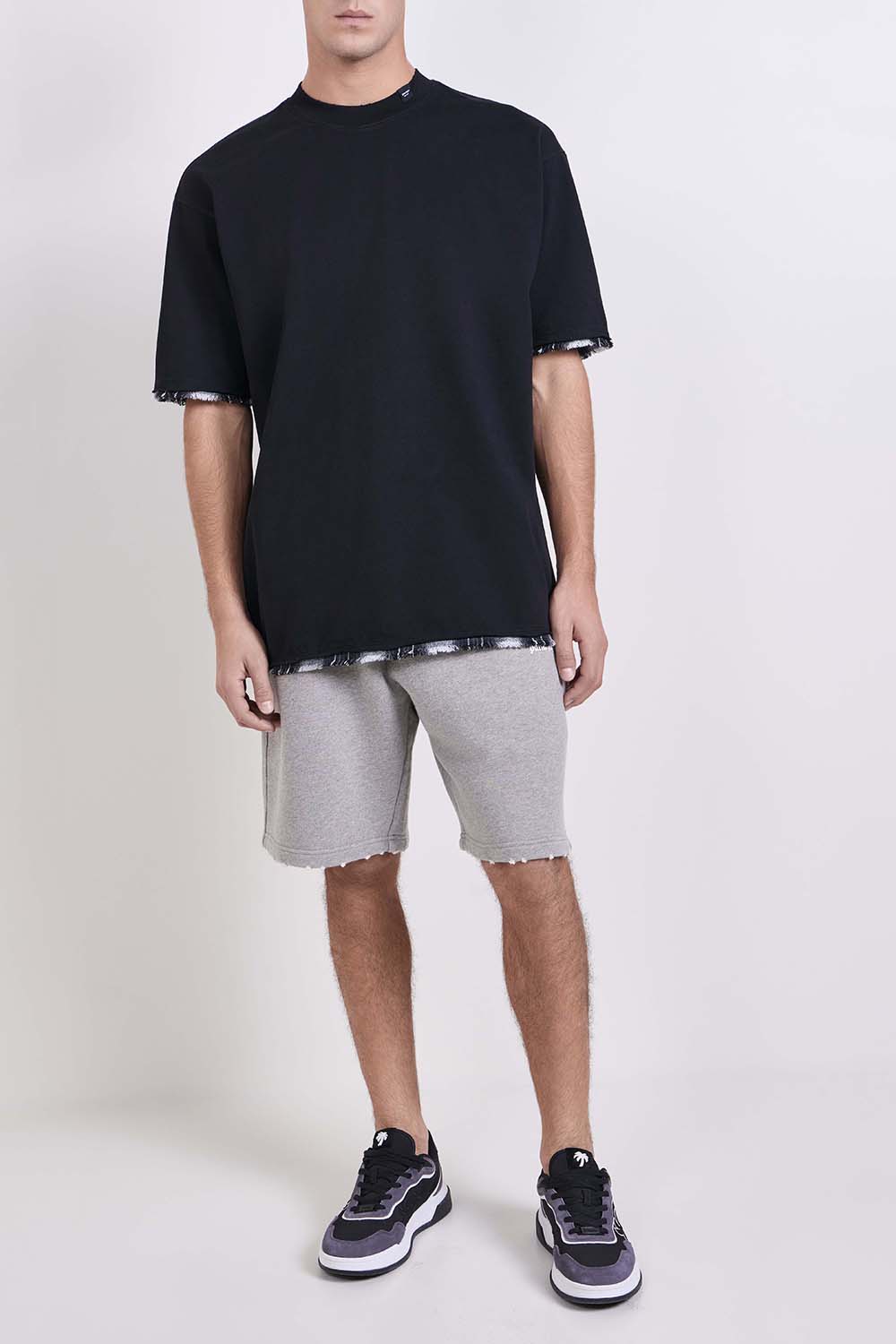 תמונת כל הלוק של מכנסי ג'וגר קצרים